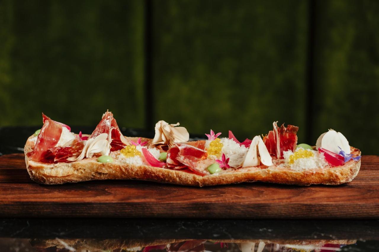 เรดิสัน คอลเลคชั่น โฮเทล มักดาเลนา พลาซา เซบียา Hotel เซบีญา ภายนอก รูปภาพ A typical Italian panino
