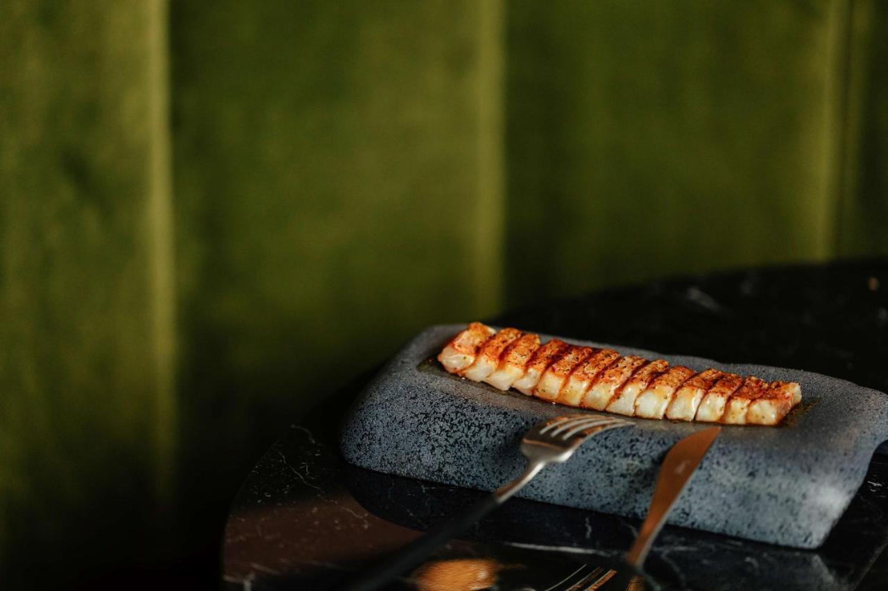 เรดิสัน คอลเลคชั่น โฮเทล มักดาเลนา พลาซา เซบียา Hotel เซบีญา ภายนอก รูปภาพ Grilled unagi