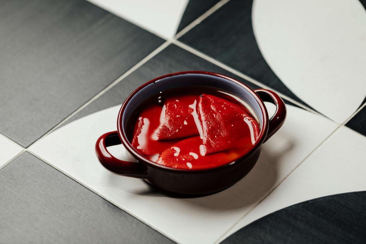 เรดิสัน คอลเลคชั่น โฮเทล มักดาเลนา พลาซา เซบียา Hotel เซบีญา ภายนอก รูปภาพ A bowl of borscht
