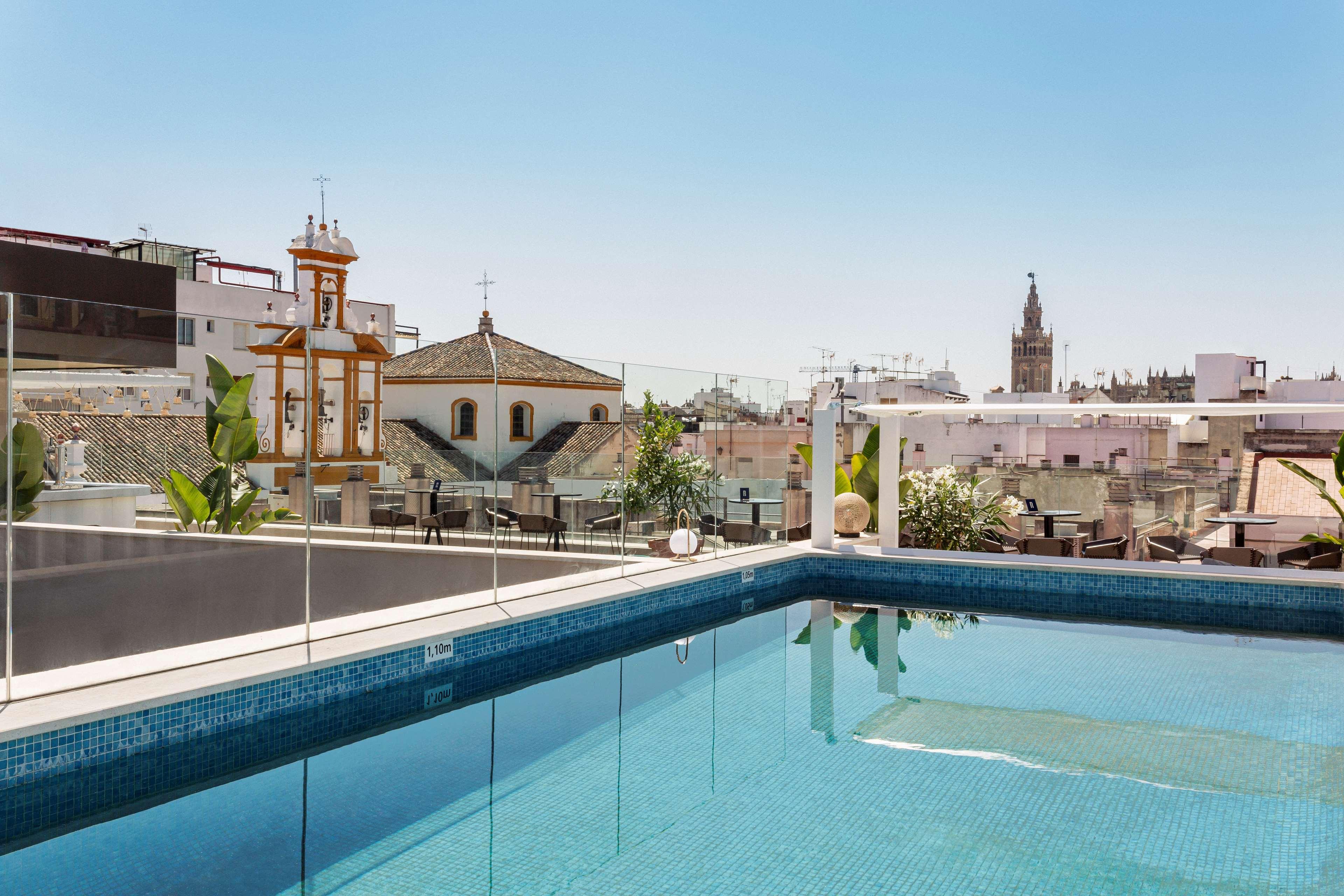 เรดิสัน คอลเลคชั่น โฮเทล มักดาเลนา พลาซา เซบียา Hotel เซบีญา ภายนอก รูปภาพ Rooftop pool at Hotel Casa 1800