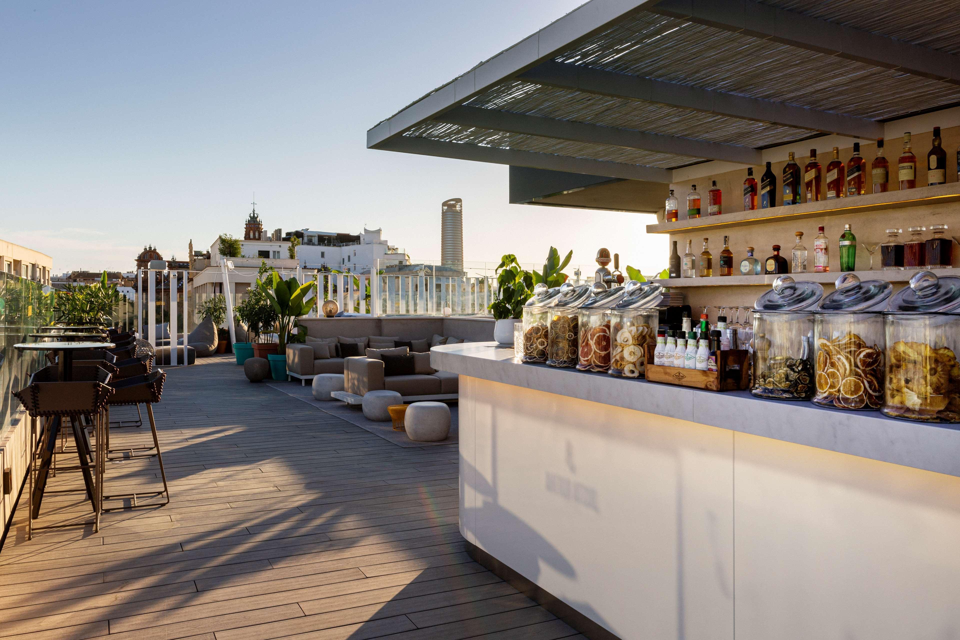 เรดิสัน คอลเลคชั่น โฮเทล มักดาเลนา พลาซา เซบียา Hotel เซบีญา ภายนอก รูปภาพ The bar at the rooftop