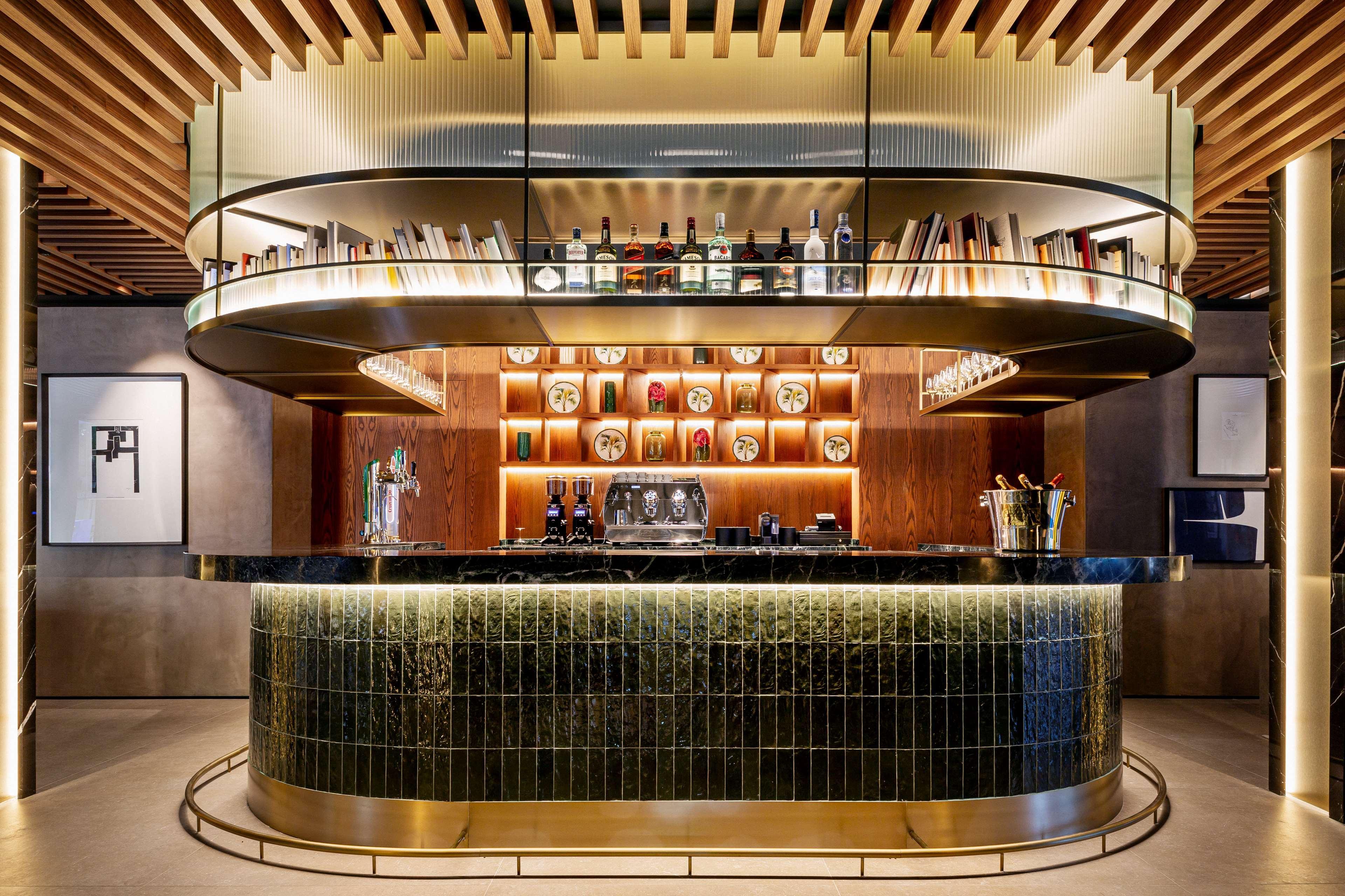เรดิสัน คอลเลคชั่น โฮเทล มักดาเลนา พลาซา เซบียา Hotel เซบีญา ภายนอก รูปภาพ The bar at the 1906 Lounge