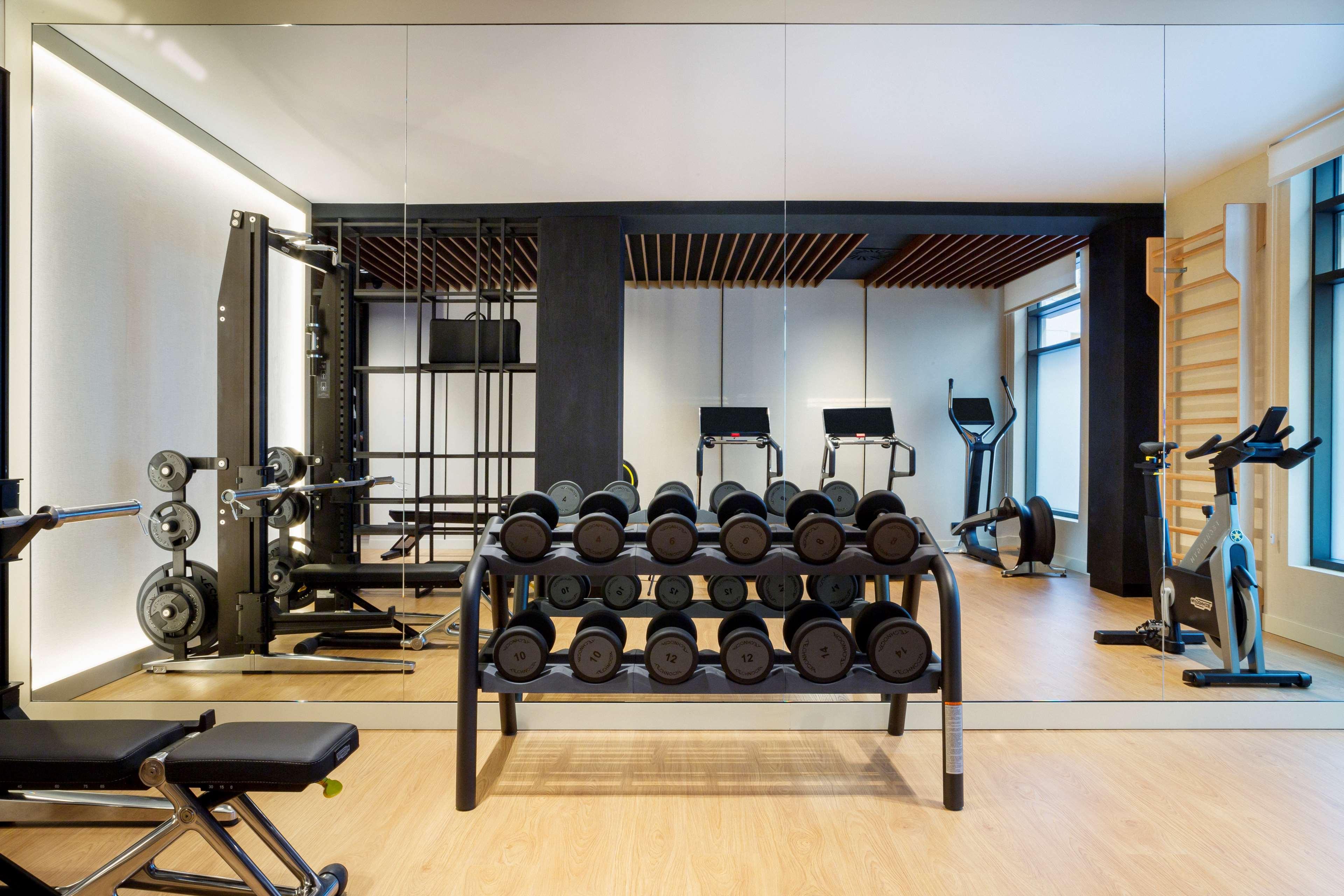 เรดิสัน คอลเลคชั่น โฮเทล มักดาเลนา พลาซา เซบียา Hotel เซบีญา ภายนอก รูปภาพ The gym at the hotel