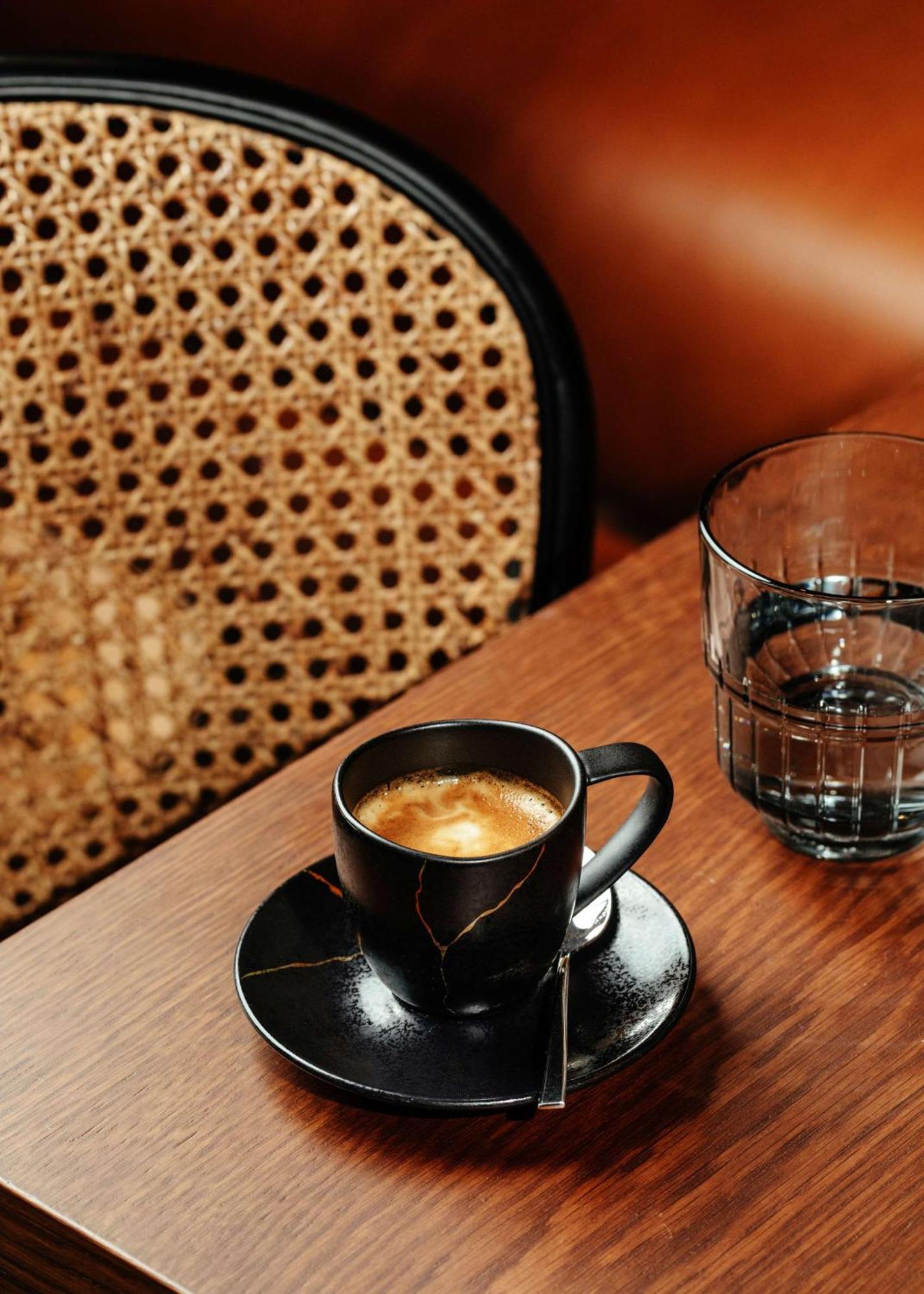 เรดิสัน คอลเลคชั่น โฮเทล มักดาเลนา พลาซา เซบียา Hotel เซบีญา ภายนอก รูปภาพ A cup of espresso