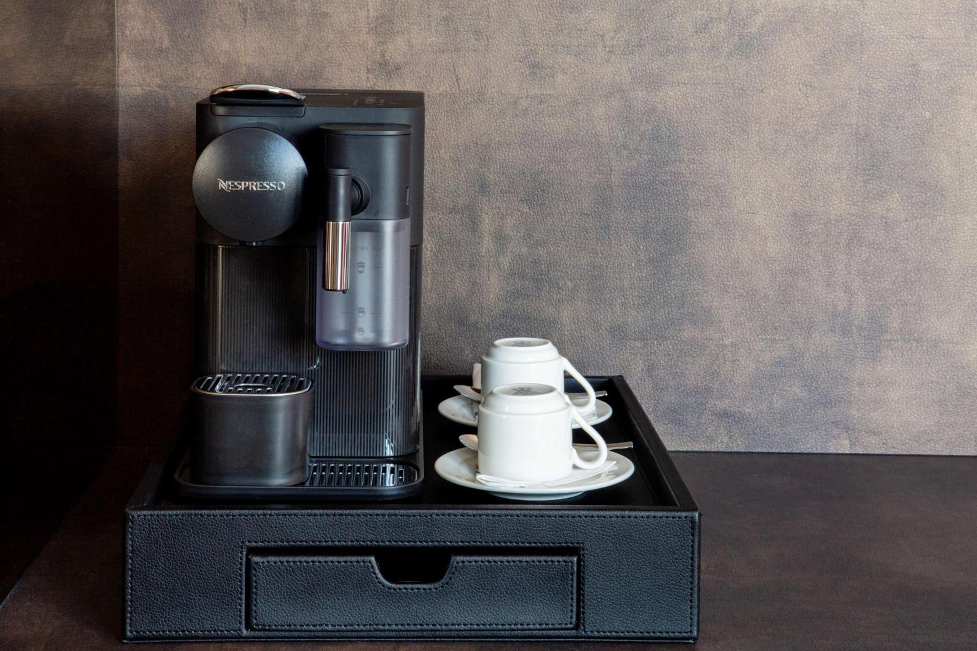 เรดิสัน คอลเลคชั่น โฮเทล มักดาเลนา พลาซา เซบียา Hotel เซบีญา ภายนอก รูปภาพ A Nespresso Vertuo Next